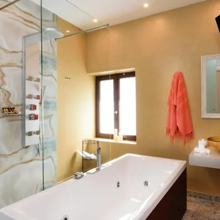 Diamond Luxury Hotell 3*