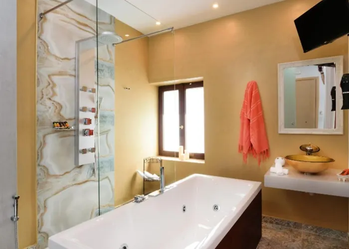 Diamond Luxury Hotel 3*